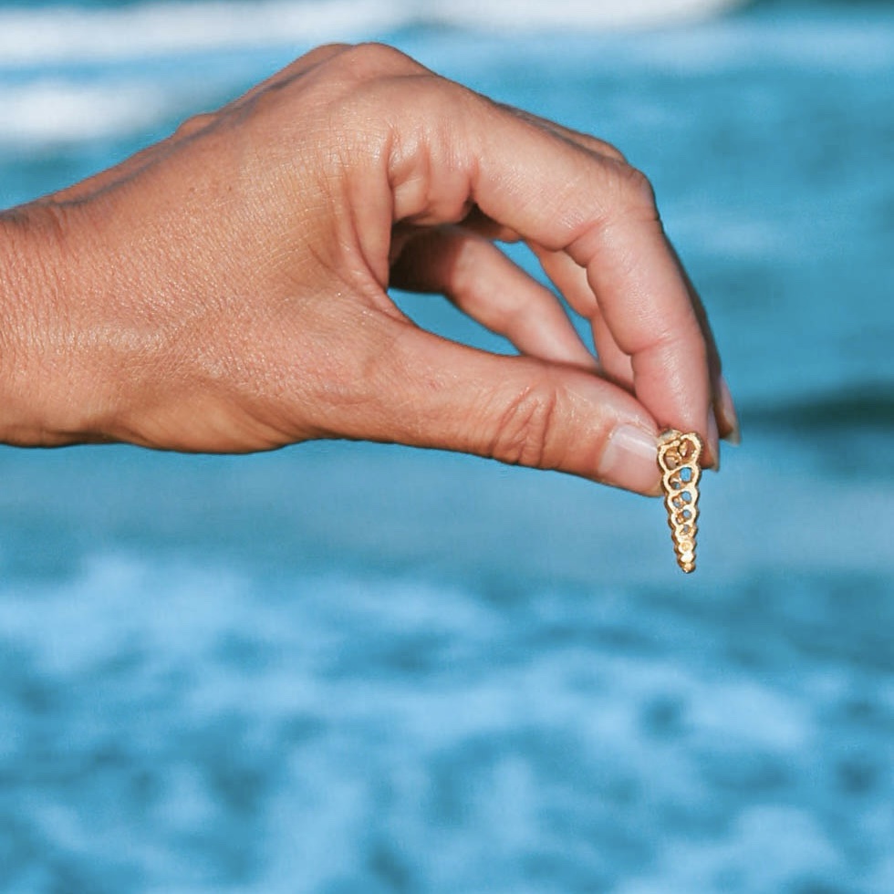 Pendiente espiral pequeño oro